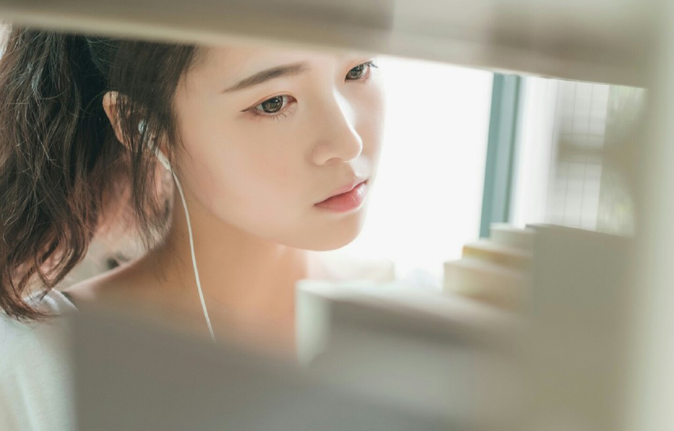 “没办法，若此时船队出行，难保江东水军不会伺机而动，如今我军的粮草，可经不起折腾。”诸葛亮闻言，也不禁苦笑一声，周瑜一死，那柴桑大营的江东水军最近可没少找麻烦，虽然大仗没有，但江夏、江陵的舟船，莫说官方的战舰，便是普通百姓的船只只要稍微靠近都可能遭到攻击或者掳掠。